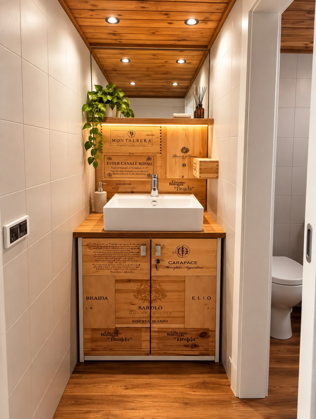 Mobile bagno su misura rivestito con pannelli di cassette da vino in legno, con lavabo bianco da appoggio